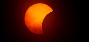 Eclipse solar anular é observado na Ilha de Páscoa e na Patagônia