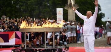 Tocha olímpica chega a Paris para reacender o entusiasmo do público