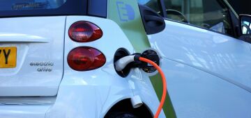 União Europeia impõe tarifa de importação de até 48% para carros elétricos feitos na China