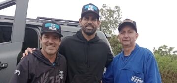 Atacante Diego Costa usa jet ski para resgatar vítimas das enchentes no Rio Grande do Sul