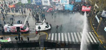 Manifestantes contrários à reforma de Milei são reprimidos em meio a debate no Senado