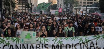 Marcha da maconha leva milhares de pessoas às ruas de São Paulo