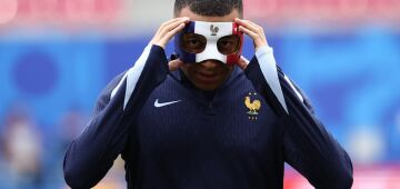 Eurocopa: após fratura, Mbappé treina com máscara nas cores da França