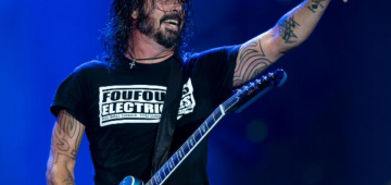 Dave Grohl alfineta Taylor Swift durante show do Foo Fighters: "Tocamos de verdade"