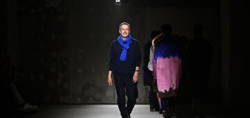 Dries Van Noten se despede das passarelas em Paris após quatro décadas de moda