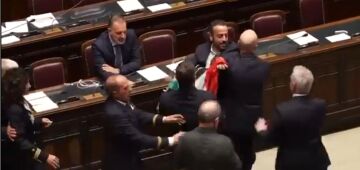 Deputado ferido por colega sai de cadeira de rodas do parlamento italiano após briga generalizada