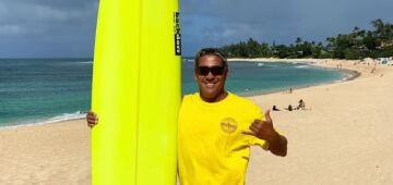 Ator de Piratas do Caribe morto por tubarão no Havaí era surfista profissional e salva-vidas