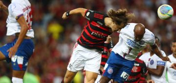 Flamengo arranca vitória sobre o Bahia para liderar o Brasileiro