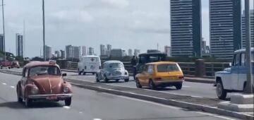 Kleber Mendonça Filho grava cena com carros de época em ponte do Recife para novo filme; veja vídeo