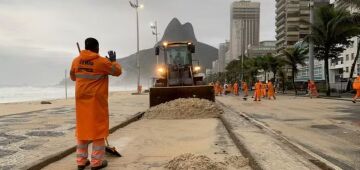 Com ressaca, ondas invadem calçadão da praia do Leblon e levam areia para as pistas