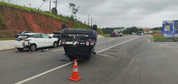 Viatura da Polícia Civil de Pernambuco capota em engavetamento com seis veículos na BR-232 