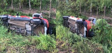 Carro com grupo de forrozeiros capota às margens da BR-232, em Jaboatão