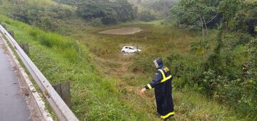 Cinco ficam feridos após motorista perder controle de carro em pista molhada na BR-408