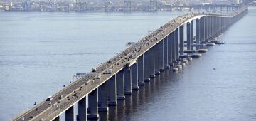 Ponte Rio-Niterói tem trânsito intenso no sentido Rio após batida entre carro e moto