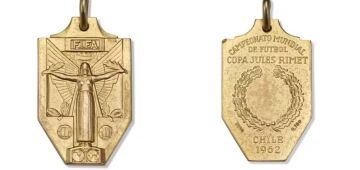 Medalha ganha por Pelé na Copa do Mundo de 1962 vai a leilão, em Londres