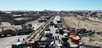 Transportadores bloqueiam estradas na Bolívia em protesto contra escassez de combustíveis e dólares