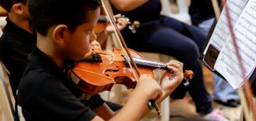 Orquestra Criança Cidadã leva Grupo de Sopros e Orquestra Infantil à comunidade do Coque