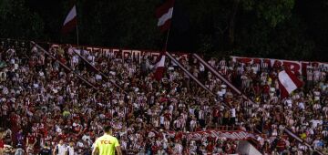 Árbitro de Náutico x Athletic relata na súmula objetos atirados pela torcida alvirrubra