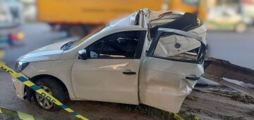 Motorista morre e passageiro fica ferido após carro colidir em passarela na BR-101, no Recife