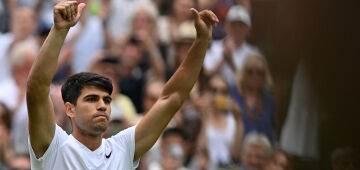 Atual campeão, Alcaraz vence na estreia em Wimbledon