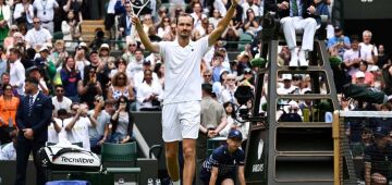 Medvedev estreia em Wimbledon com vitória tranquila em três sets