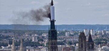 Bombeiros declaram extinto incêndio que atingiu a agulha da catedral de Rouen, na França