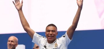 Mbappé copia gesto de Cristiano Ronaldo ao ser apresentado no Real Madrid no Bernabéu lotado