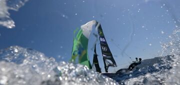 Bicampeãs, Martine Grael e Kahena Kunze vão à regata da medalha, mas sem chance de pódio