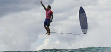 Icônica foto de Gabriel Medina vai estampar capa de cadernos