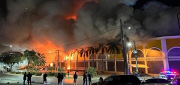 Shopping pega fogo em MT e fica completamente destruído