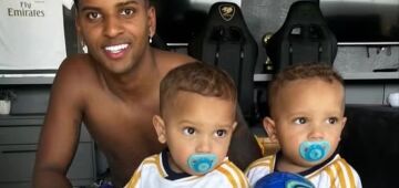 Aos 2 anos, filhos gêmeos de Rodrygo já treinam futebol