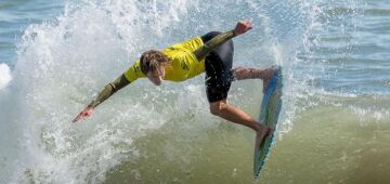 Skimboarder brasileiro, primeiro a se arriscar nas ondas gigantes de Nazaré, vai em busca do tetra