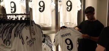 Em primeiro dia de vendas, camisa de Mbappé no Real Madrid chega a custar R$ 1 mil