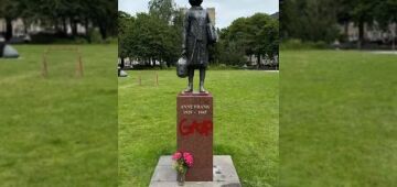 Estátua de Anne Frank é pichada com a palavra "Gaza" em Amsterdã