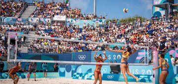 Carol Solberg e Bárbara Seixas estreiam com vitória no vôlei de praia em Paris-2024