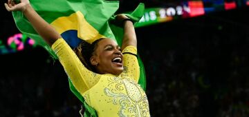 Rebeca Andrade fatura medalha de prata na ginástica; Simone Biles é ouro. Veja imagens