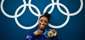 Biles celebra o bi olímpico no individual e brinca: "acho que não consigo mais competir com Rebeca"