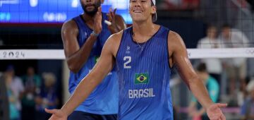 Evandro e Arthur batem holandeses e estão nas quartas de final do vôlei de praia em Paris-2024