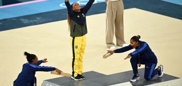 Olimpíadas 2024: Simone Biles explica ideia de "reverência" a Rebeca que gerou foto icônica em Paris