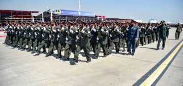 Talibãs celebram três anos de poder no Afeganistão com desfile militar