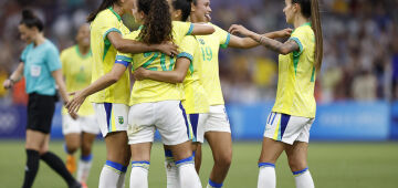 Olimpíadas: Brasil domina jogo, goleia Espanha e se classifica para a final do futebol feminino 