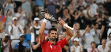 Olimpíadas: Djokovic vence Tsitsipas e vai às semifinais em Paris-2024; Alcaraz também avança 