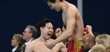 China é ouro no revezamento 4x100m medley masculino; França leva bronze com Marchand
