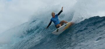 Tati Weston-Webb perde por diferença mínima e fica com a prata no surfe feminino nas Olimpíadas 