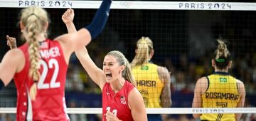 Olímpiadas 2024: Brasil perde para os Estados Unidos e vai disputar o bronze no vôlei feminino