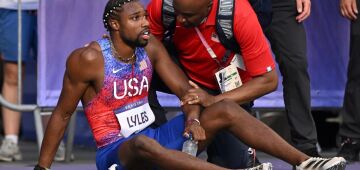 Americano Noah Lyles corre com covid, leva bronze e termina prova de cadeira de rodas; veja imagens 