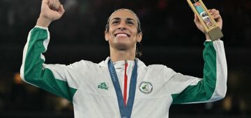 Boxeadora Khelif, envolvida em polêmica de gênero, conquista ouro em Paris