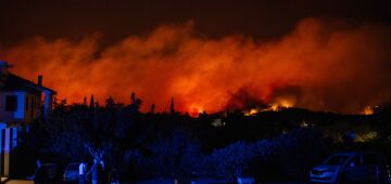 Grécia esvazia cidade histórica de Maratona por incêndio florestal