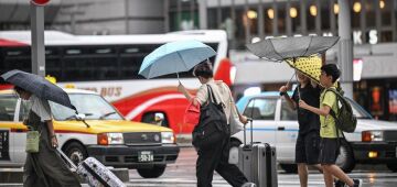 Tufão 'extremamente forte' toca terra no sul do Japão