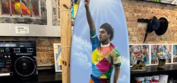 Gabriel Medina 'ganha' prancha de surfe estampada com foto icônica de Paris-2024